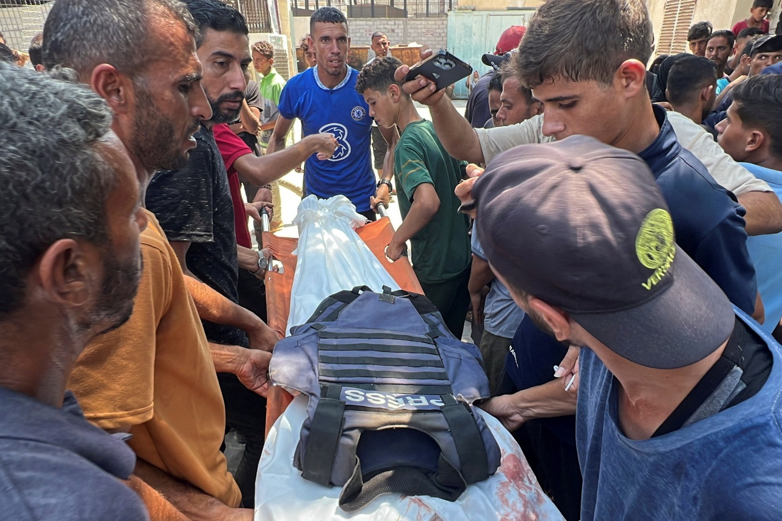 مشيعون يحملون جثمان المصور الفلسطيني حسام المصري، الذي كان متعاقداً مع رويترز، بعد أن قُتل مع صحفيين ومدنيين آخرين في غارات إسرائيلية على مستشفى ناصر في خان يونس بجنوب قطاع غزة. 25 أغسطس 2025