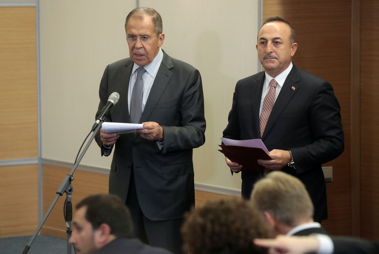 وزير الخارجية الروسي سيرغي لافروف، مع وزير الخارجية التركي مولود جاويش أوغلو، خلال مؤتمر صحافي في منتجع سوتشي على البحر الأسود بروسيا، 22 أكتوبر 2019 - REUTERS