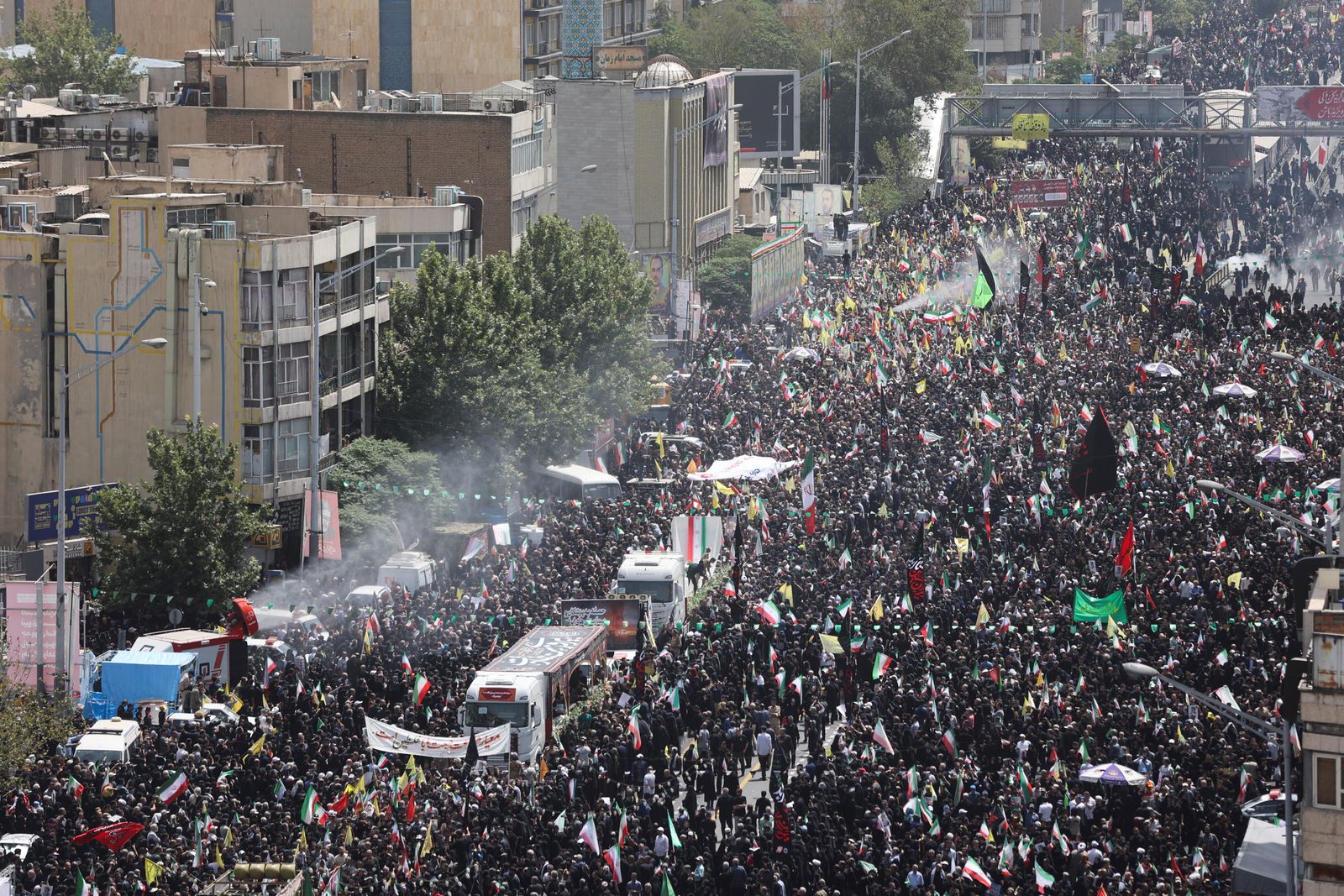 People attend the funeral procession of Iranian military commanders, nuclear scientists and others killed in Israeli strikes, in Tehran, Iran, June 28, 2025. Majid Asgaripour/WANA (West Asia News Agency) via REUTERS   ATTENTION EDITORS - THIS PICTURE WAS PROVIDED BY A THIRD PARTY