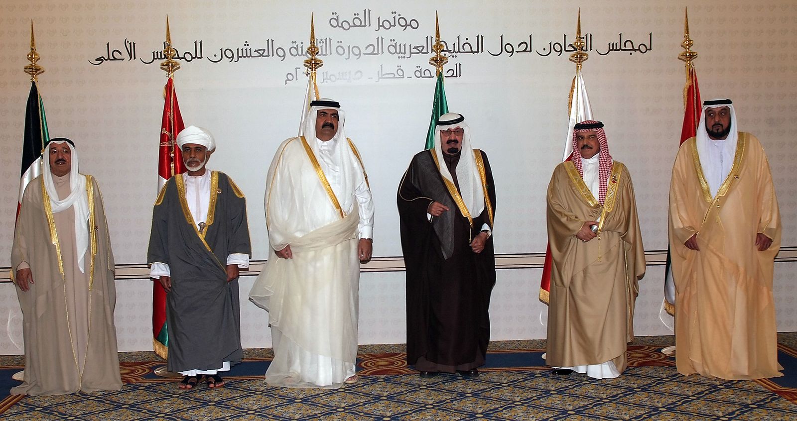 أمير الكويت الراحل الشيخ صباح الأحمد الصباح، والسلطان العماني الراحل قابوس بن سعيد، وأمير قطر السابق الشيخ حمد بن خليفة آل ثاني، والملك السعودي الراحل عبد الله بن عبد العزيز آل سعود، وملك البحرين حمد بن عيسى آل خليفة، بالإضافة إلى رئيس الدولة الشيخ خليفة بن زايد آل نهيان، خلال اجتماع مجلس التعاون الخليجي في الدوحة، ديسمبر 2007 - AFP