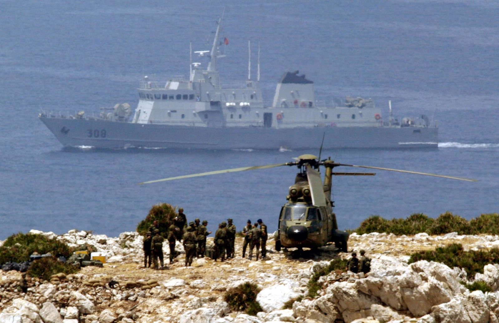 عناصر الجيش الإسباني يؤمنون جزيرة ليلى، التي يطالب المغرب باسترجاعها. 20 يوليو 2002 - REUTERS
