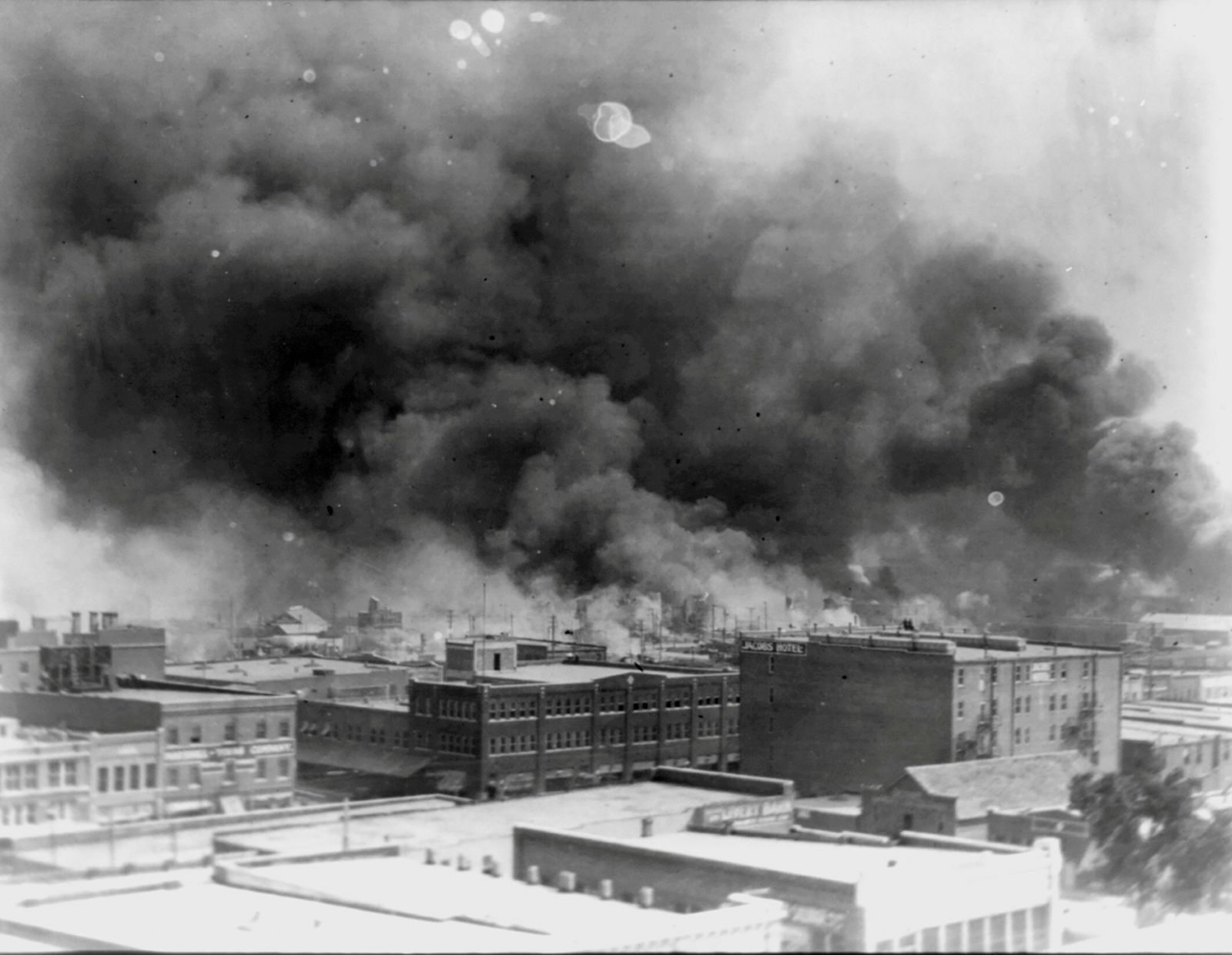 تصاعد الدخان من بعض مباني مدينة تولسا عام 1921 - via REUTERS