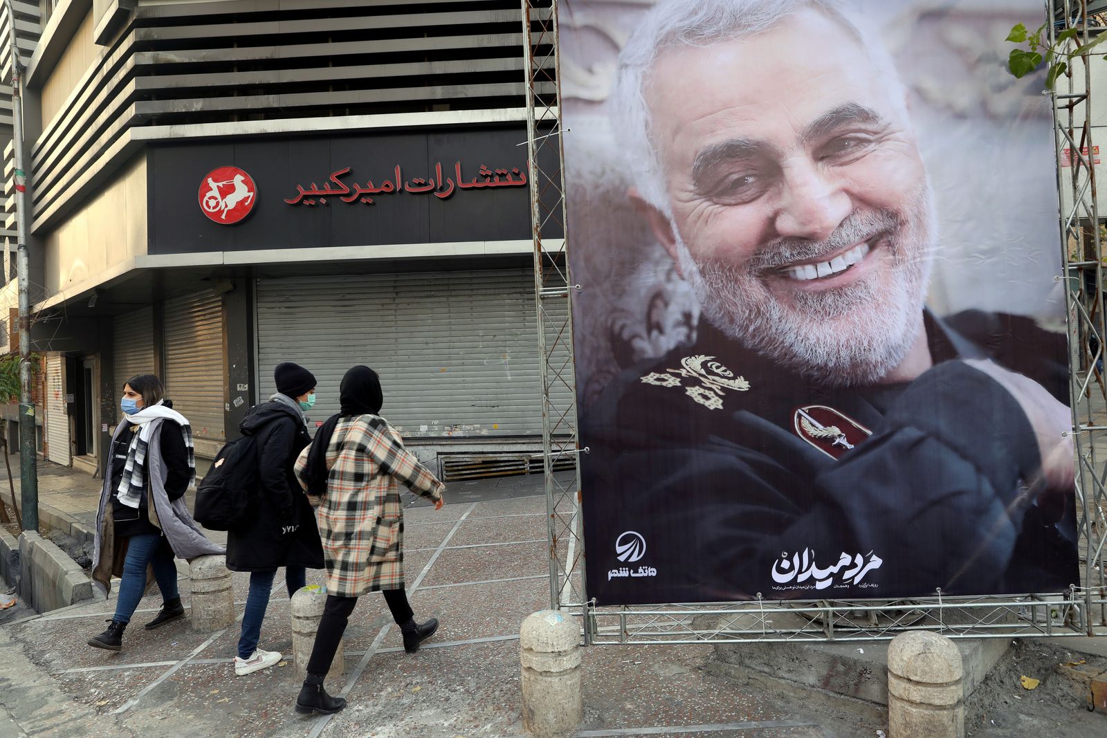 صورة القائد العسكري الإيراني قاسم سليماني في طهران، في ذكرى مرور عام على مقتله في هجوم أميركي . - via REUTERS