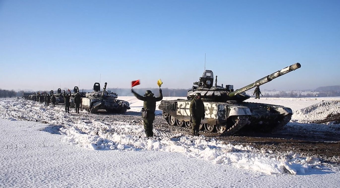 This handout video grab released by the Russian Defence Ministry on February 15, 2022, shows Russian tanks leaving for Russia after joint exercises of the armed forces of Russia and Belarus as part of an inspection of the Union State's Response Force, at a firing range near Brest. - Russia said on February 15, 2022 it was pulling back some of its forces near the Ukrainian border to their bases, in what would be the first major step towards de-escalation in weeks of crisis with the West. The move came amid an intense diplomatic effort to avert a feared Russian invasion of its pro-Western neighbour and after Moscow amassed more than 100,000 troops near Ukraine's borders. (Photo by Handout / Russian Defence Ministry / AFP) / RESTRICTED TO EDITORIAL USE - MANDATORY CREDIT 