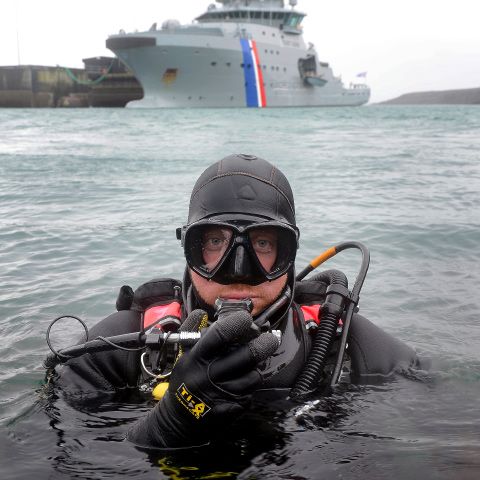عنصر من فرقة غواين تابعة للقوات البحرية البريطانية خلال تدريب عسكري. - royalnavy.mod.uk