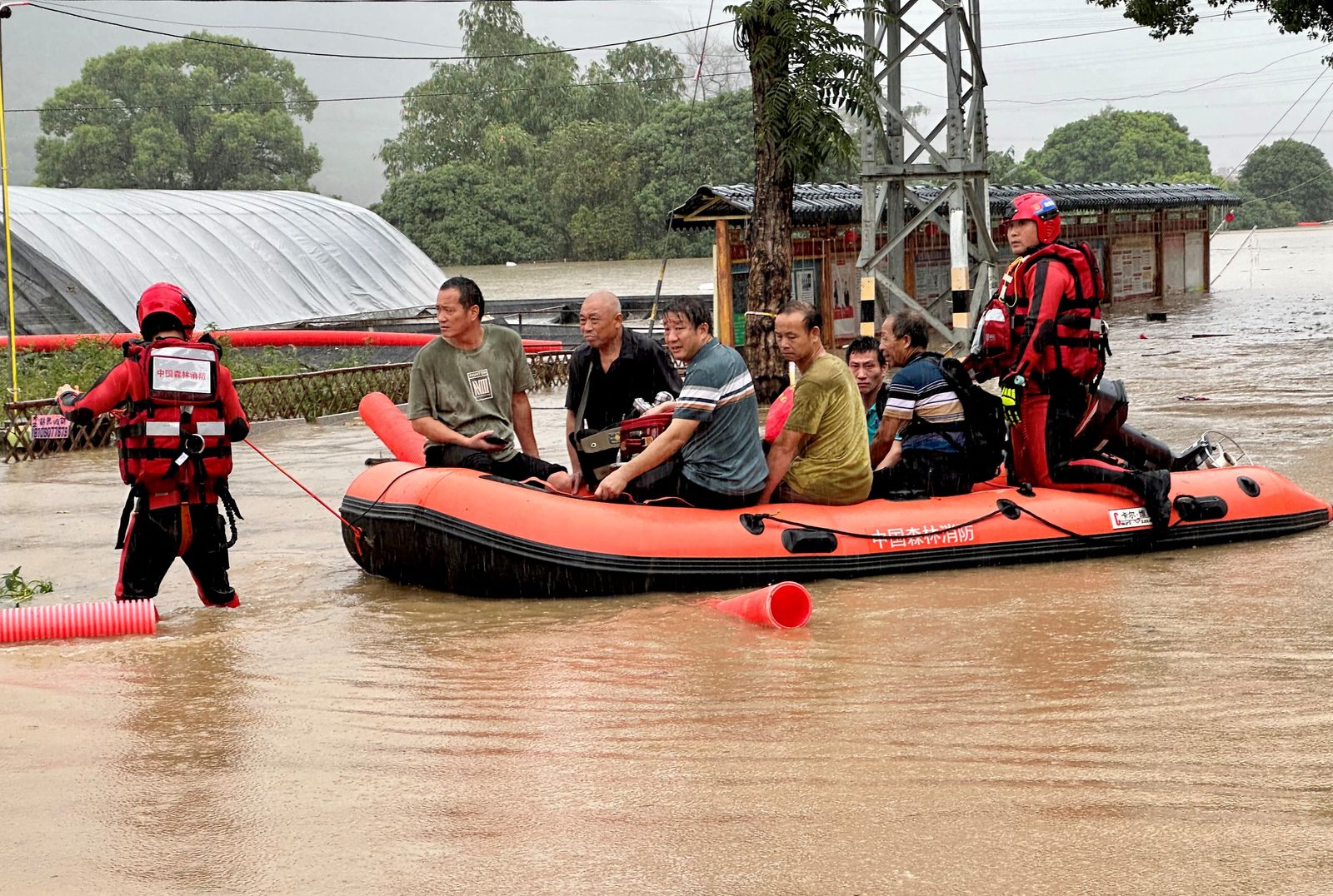 رجال إنقاذ يجلون أشخاصاً من مقاطعة فوجيان بجنوب الصين. 5 سبتمبر 2023 - REUTERS