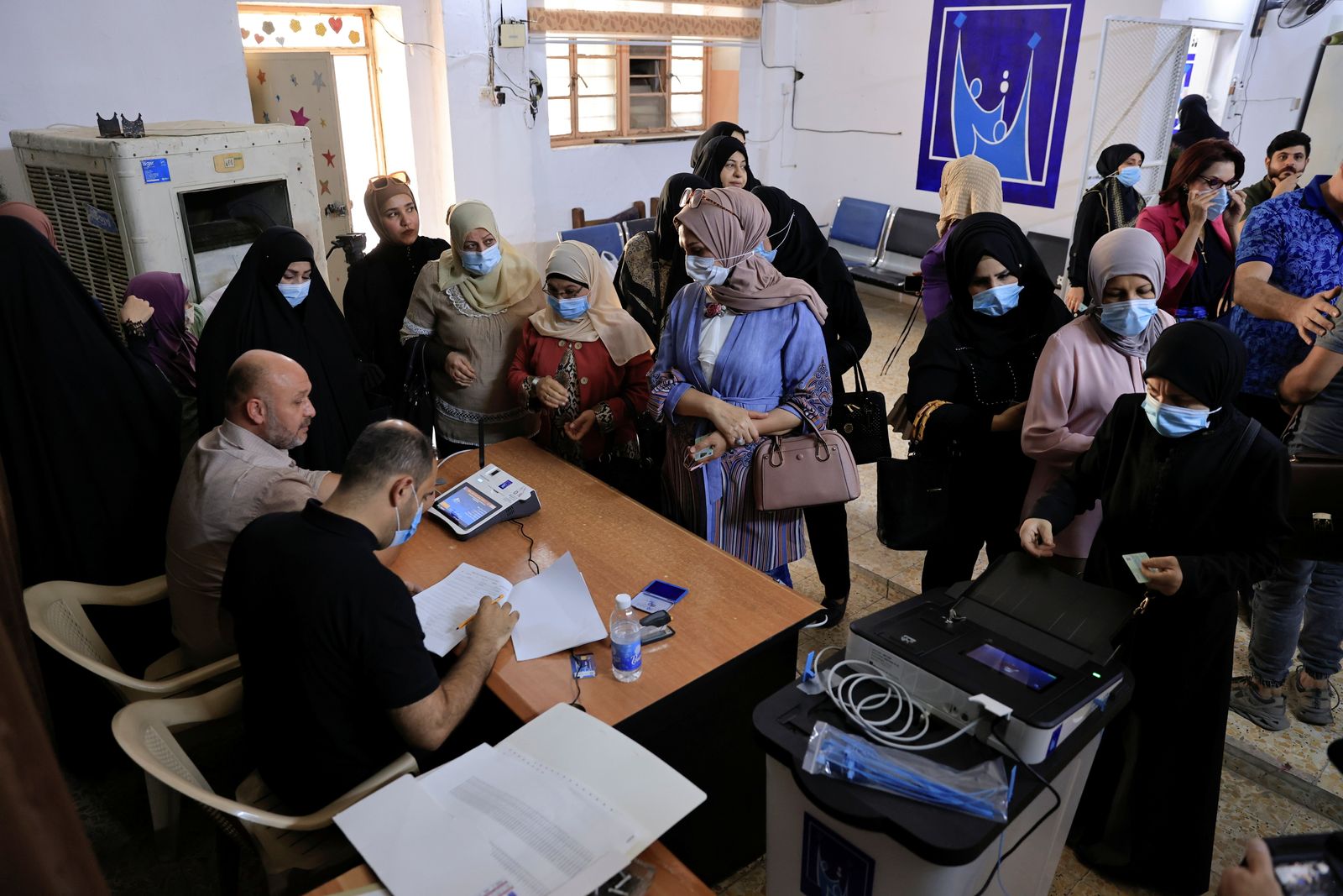 موظفو المفوضية العراقية العليا المستقلة للانتخابات خلال محاكاة للانتخابات البرلمانية المرتقبة- 22 سبتمبر 2021 - REUTERS