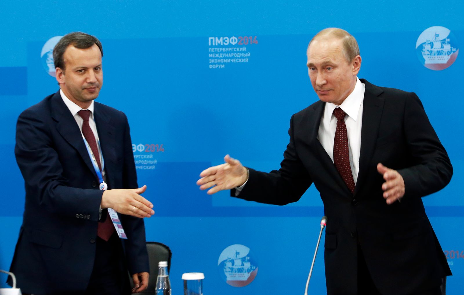 الرئيس الروسي فلاديمير بوتين ونائب رئيس الوزراء الروزسي السابق أركادي دفوركوفيتش خلال منتدى سان بطرسبرج - 24 مايو 2014 - REUTERS