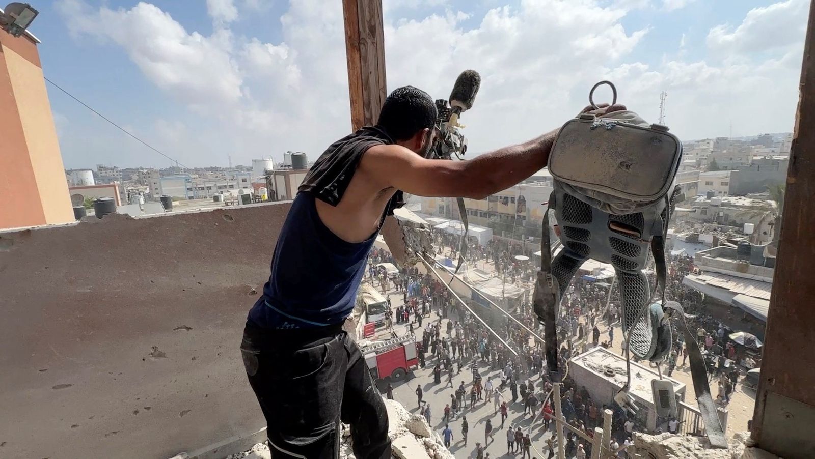 رجل فلسطيني يحمل معدات للصحافيين والمصورين في موقع غارة إسرائيلية استهدفت مجمع ناصر الطبي في خان يونس بجنوب قطاع غزة. 25 أغسطس 2025