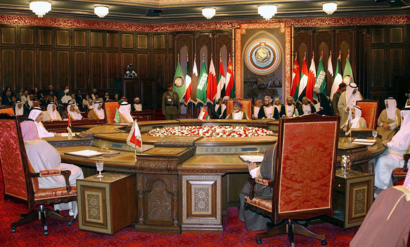 السلطان الراحل قابوس بن سعيد (وسط) وإلى يساره أمير الكويت الراحل الشيخ صباح الجابر الأحمد الصباح في الجلسة الختامية لقمة مجلس التعاون الخليجي في مسقط، 31 ديسمبر 2001  - AFP