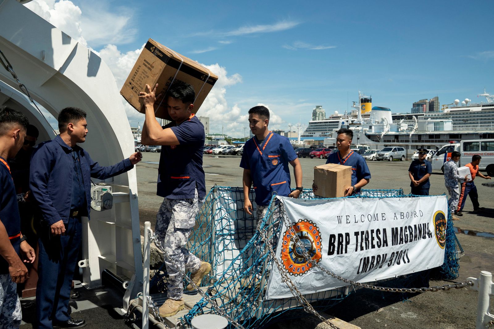 Members of the Philippine Coast Guard (PCG) along with medical personnel carry medical supplies on board of BRP Teresa Magbanua following the 6.9 magnitude earthquake in Cebu province, at the PCG Headquarters in Manila, Philippines, October 1, 2025. REUTERS/Lisa Marie David