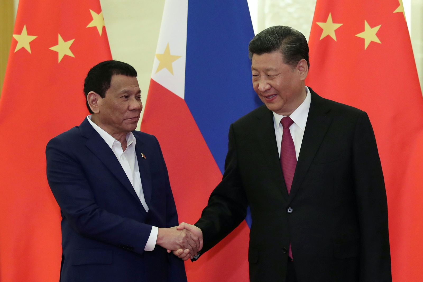 الرئيسان، الصيني شي جينبينغ والفلبيني رودريغو دوتيرتي، يتصافحان في بكين - 25 أبريل 2019 - REUTERS