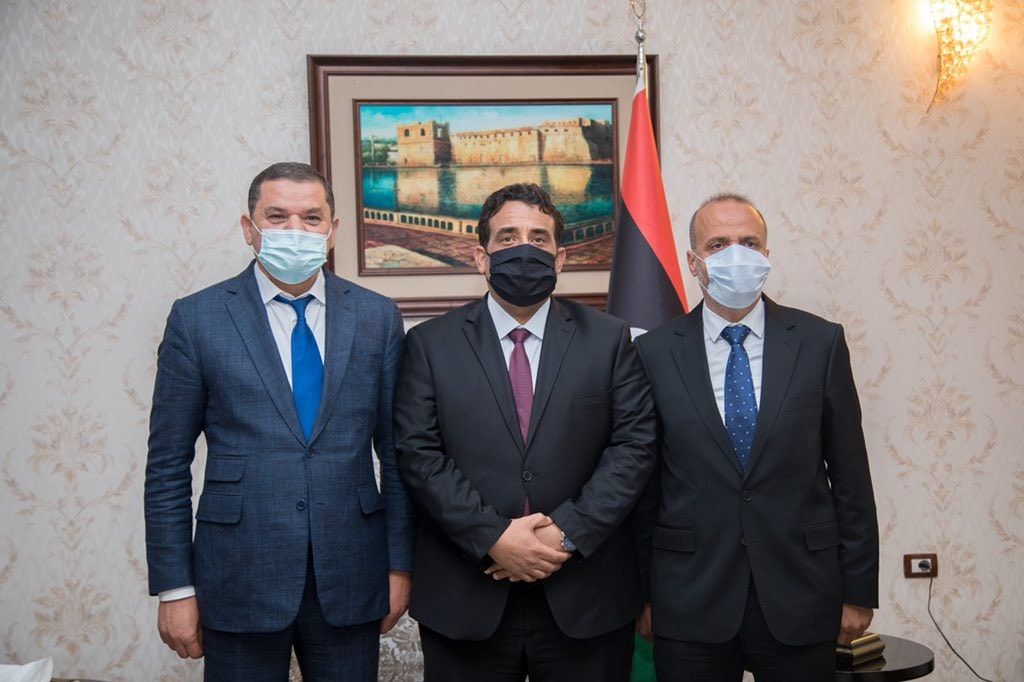 رئيس المجلس الرئاسي محمد المنفي، وسط الصورة، وإلى يمينه رئيس الحكومة الانتقالية عبد الحميد الدبيبية، وعلى يساره عبدالله اللافي عضو المجلس الرئاسي عن المنطقة الغربية   - Twitter 