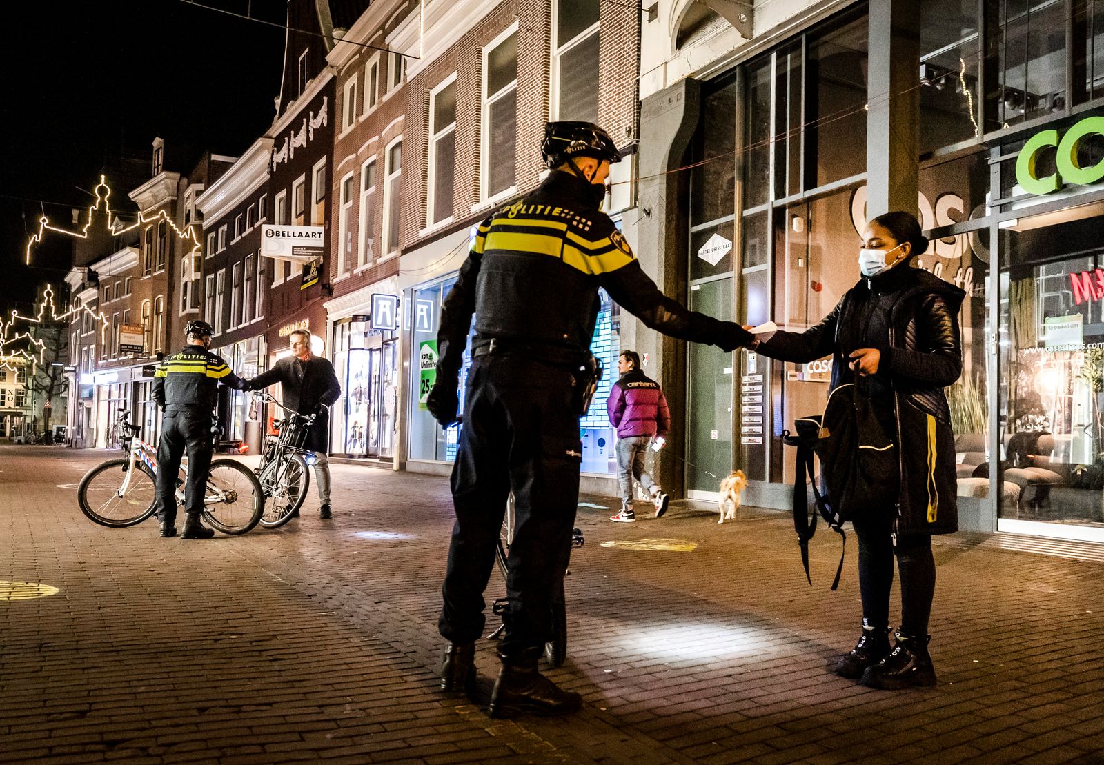 عدد من رجال الأمن يفحصون شهادات الأذن بالخروج في هولندا - AFP