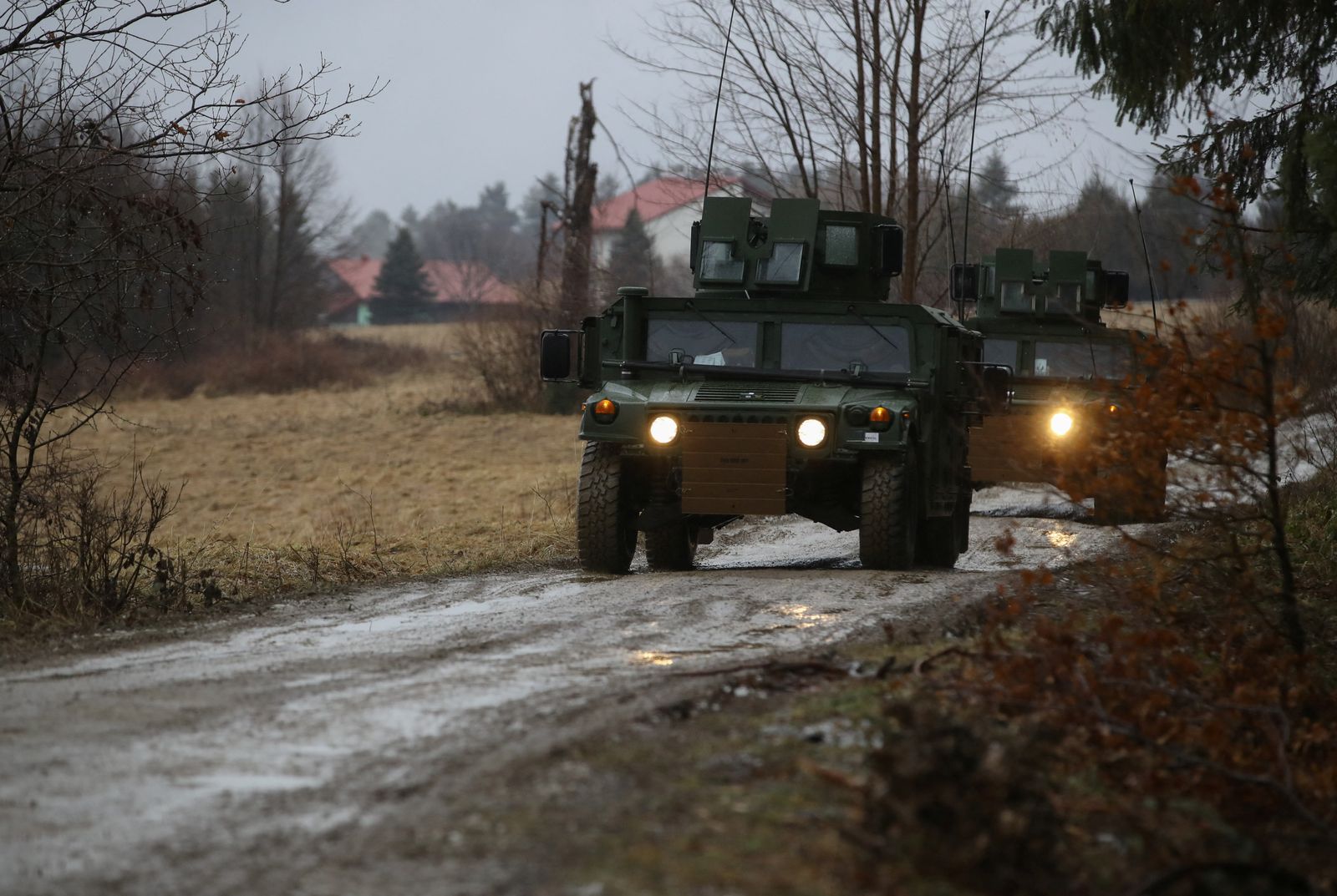 جانب من انتشار الفرقة 82 المحمولة جواً التابعة للجيش الأميركي بالقرب من أرلامو في بولندا 23 مارس 2022 - REUTERS