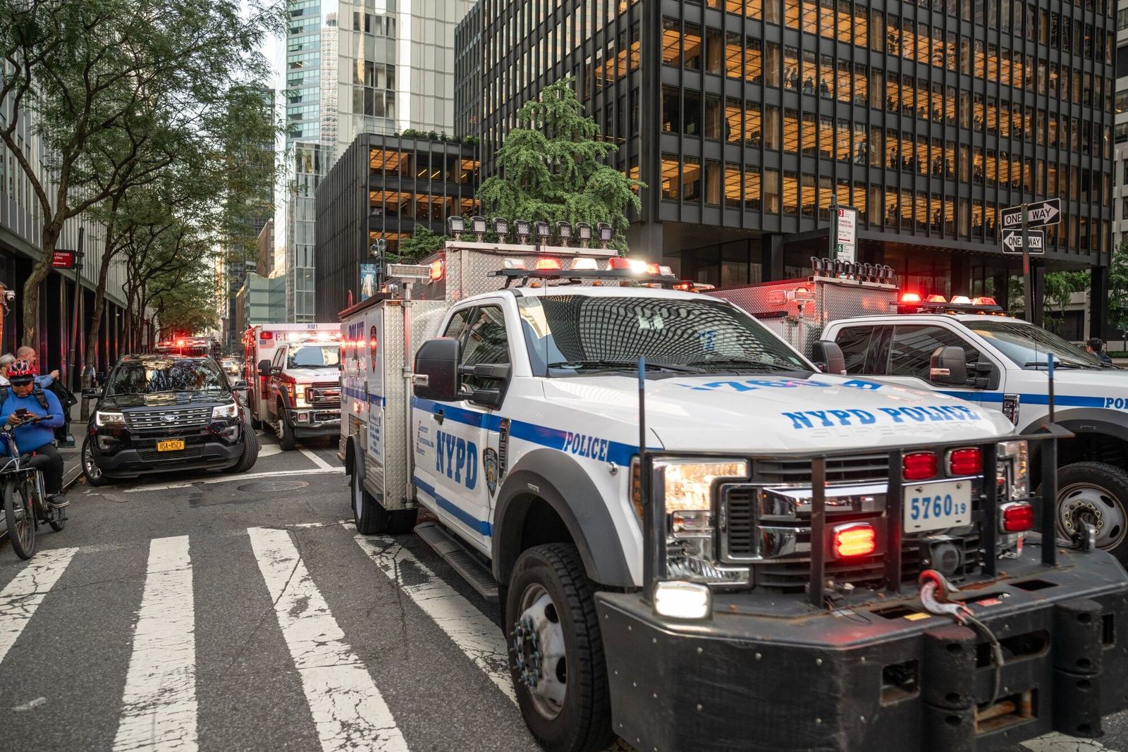 New York Police Department (NYPD) officers respond to the scene of a shooting at 345 Park Ave. in New York, US, on Monday, July 28, 2025. An active shooter attacked 345 Park Ave. in Manhattan, the tower housing�Blackstone Inc.'s global headquarters and the National Football League among others, killing one police officer and injuring several other people, according to a city official. Photographer: Victor J. Blue/Bloomberg