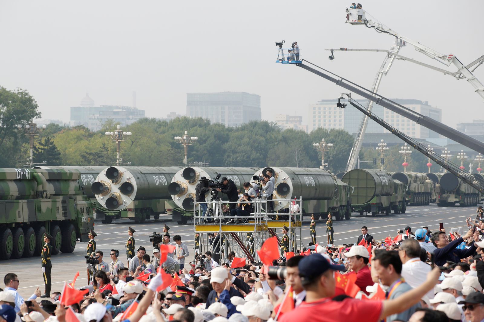 عربات عسكرية صينية تحمل صواريخ وDF-5B DF-41 - REUTERS