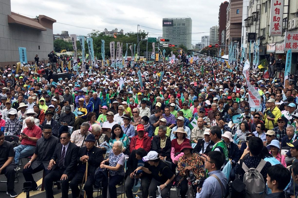 مؤيدو استقلال تايوان يشاركون في مسيرة للمطالبة باستفتاء على استقلال الجزيرة، تايبيه 20 أكتوبر 2018 - REUTERS