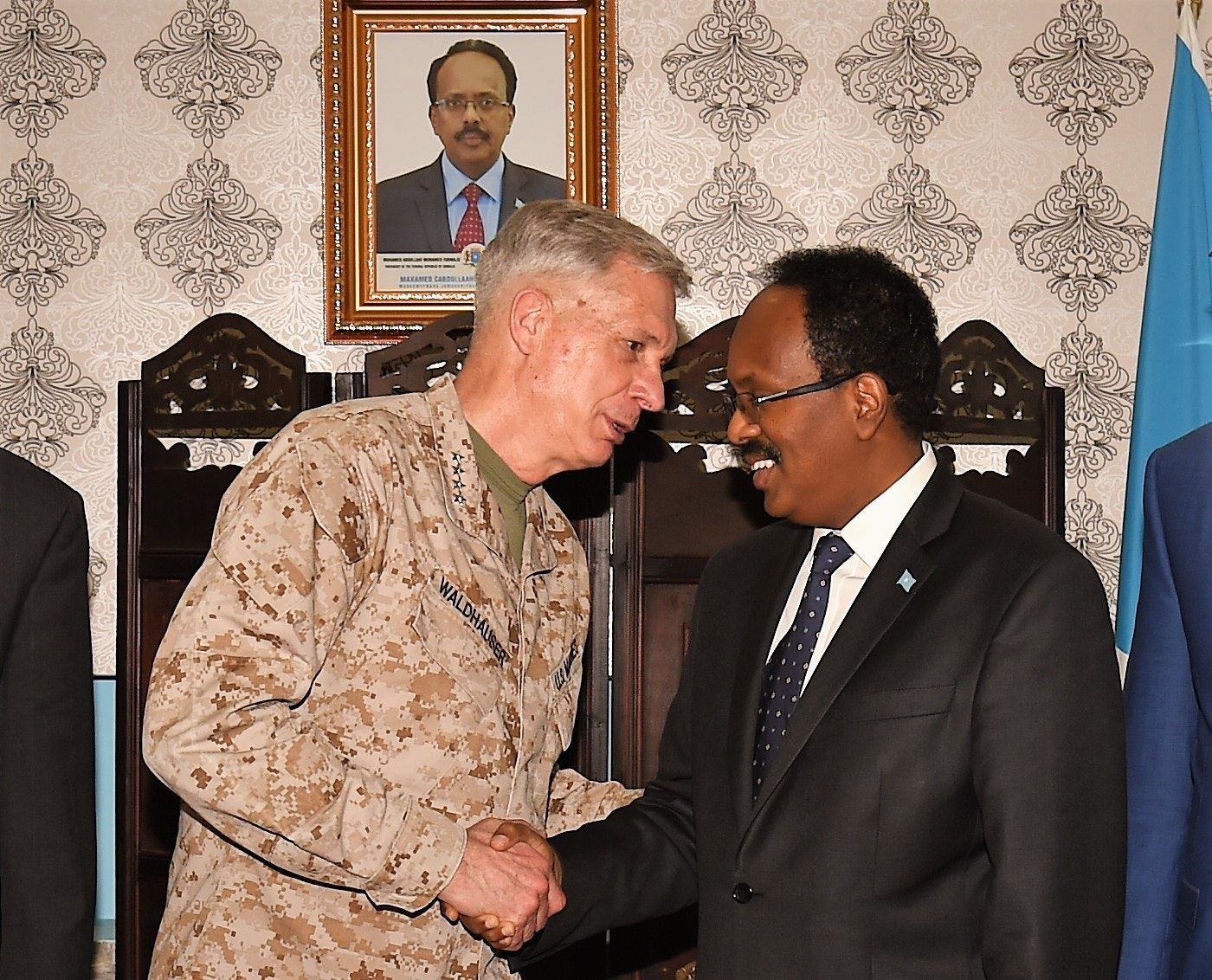 قائد البحرية الأمريكية طوماس والدوسر رفقة الرئيس الصومالي - أفريكوم