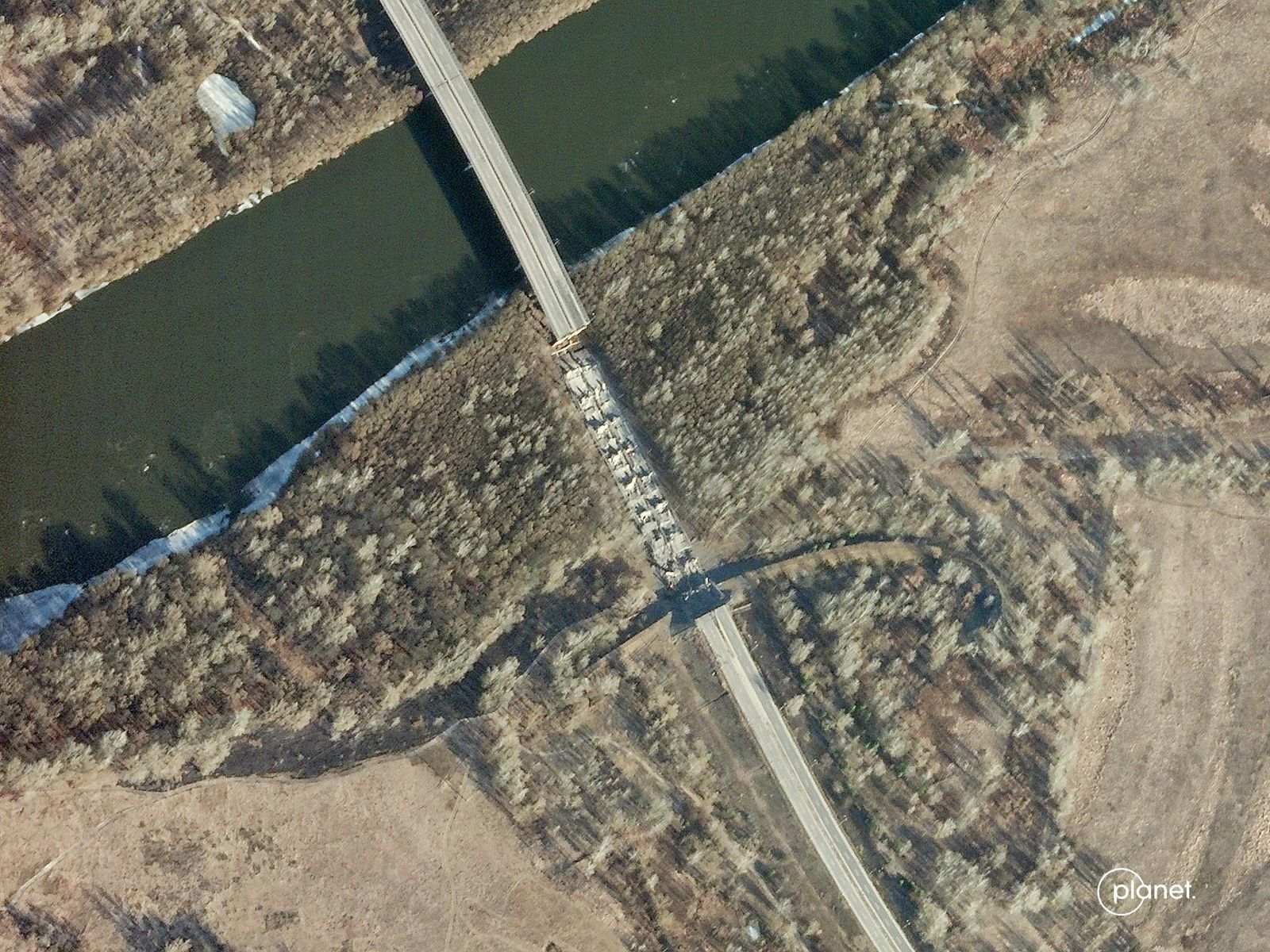 This Planet Labs PBC satellite image taken and released on February 28, 2022 shows damage to the Desna River Bridge in Zolotynka, Ukraine. - Ukrainian President Volodymyr Zelensky on February 28 sought a global ban on Russian planes and ships using foreign airports or seaports as punishment for Moscow launching an attack on his country. (Photo by Planet Labs PBC / AFP) / RESTRICTED TO EDITORIAL USE - MANDATORY CREDIT 