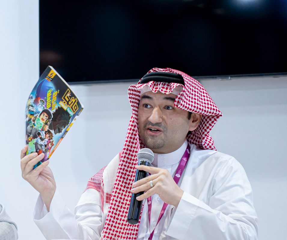 الدكتور عصام بخاري المدير التنفيذي لشركة "مانجا العربية" يحمل أحد الإصدارات - twitter/MangaAlarabia