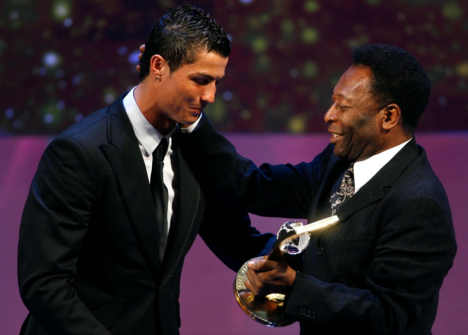 كريستيانو رونالدو البرتغالي (يسار) يتسلم جائزة أفضل لاعب في العالم لعام 2018 من أسطورة كرة القدم البرازيلي بيليه - REUTERS