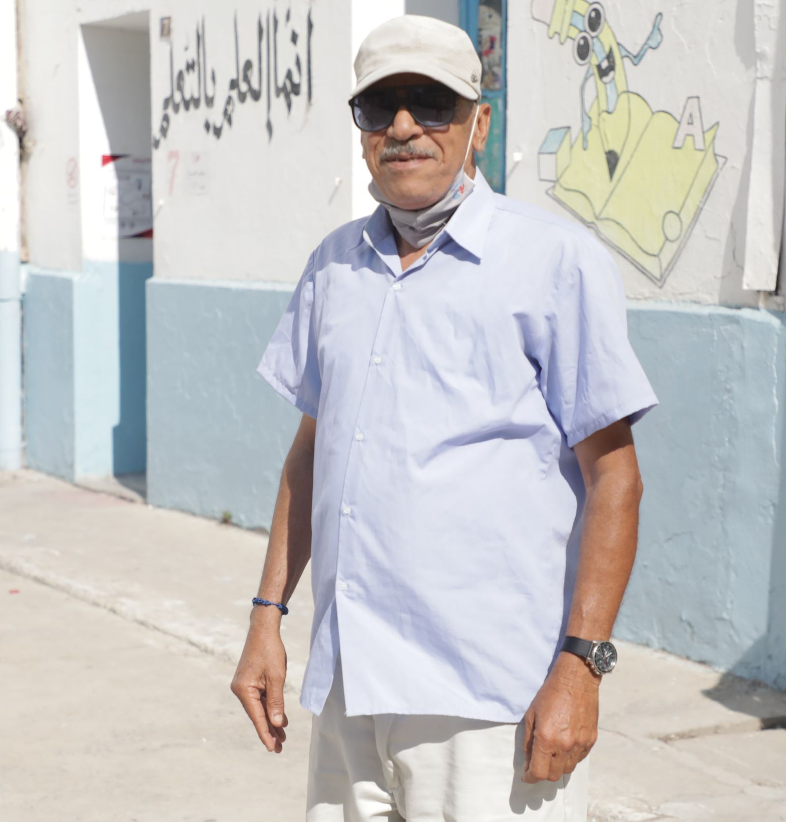 محمد العياري أمام مركز اقتراع بعد الإدلاء بصوته في الاستفتاء على الدستور بالعاصمة تونس- 25 يوليو 2022 - الشرق