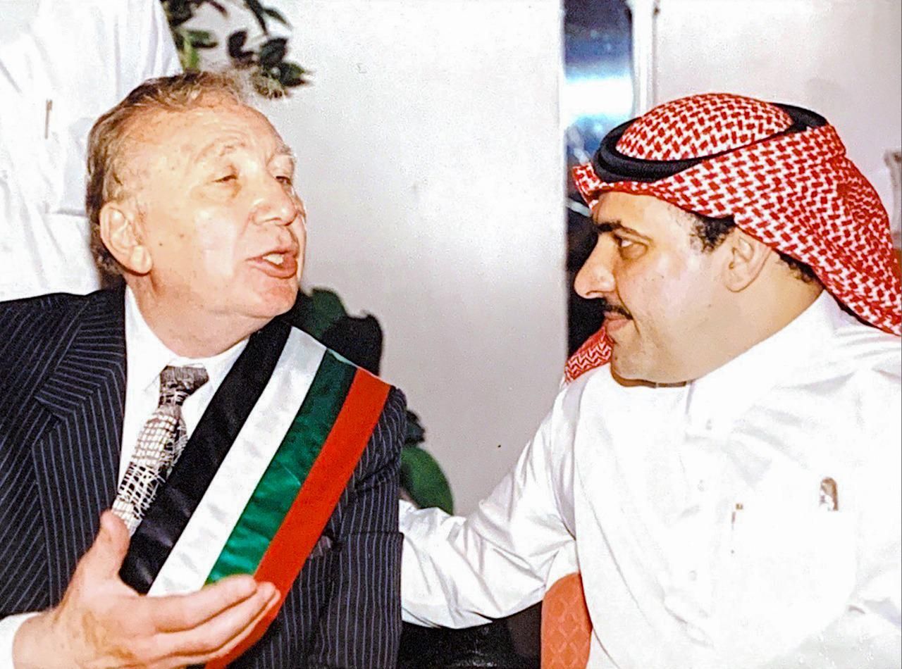 Muhammad Reda Nasrallah durant la seva conversa amb el poeta Nizar Qabbani - الشرق