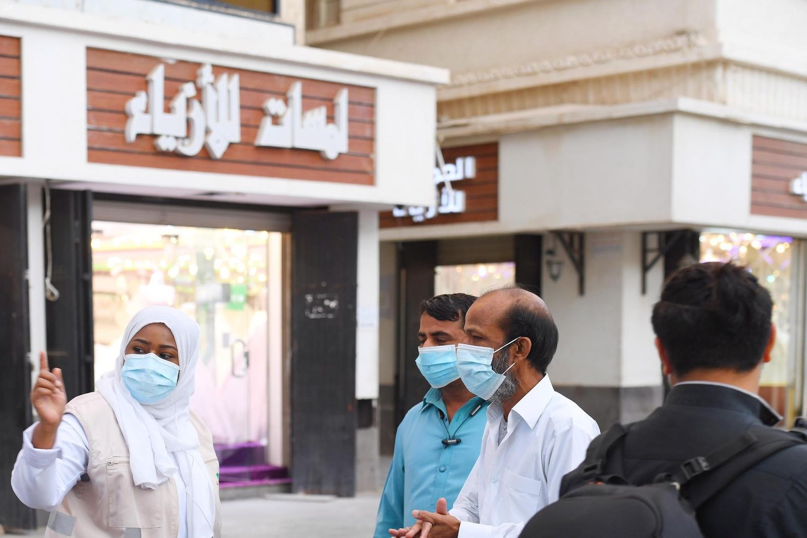 طبيبة بوزارة الصحة السعودية خلال حملة التوعية ضد فيروس كورونا في المدينة المنورة  - وكالة الأنباء السعودية (واس)
