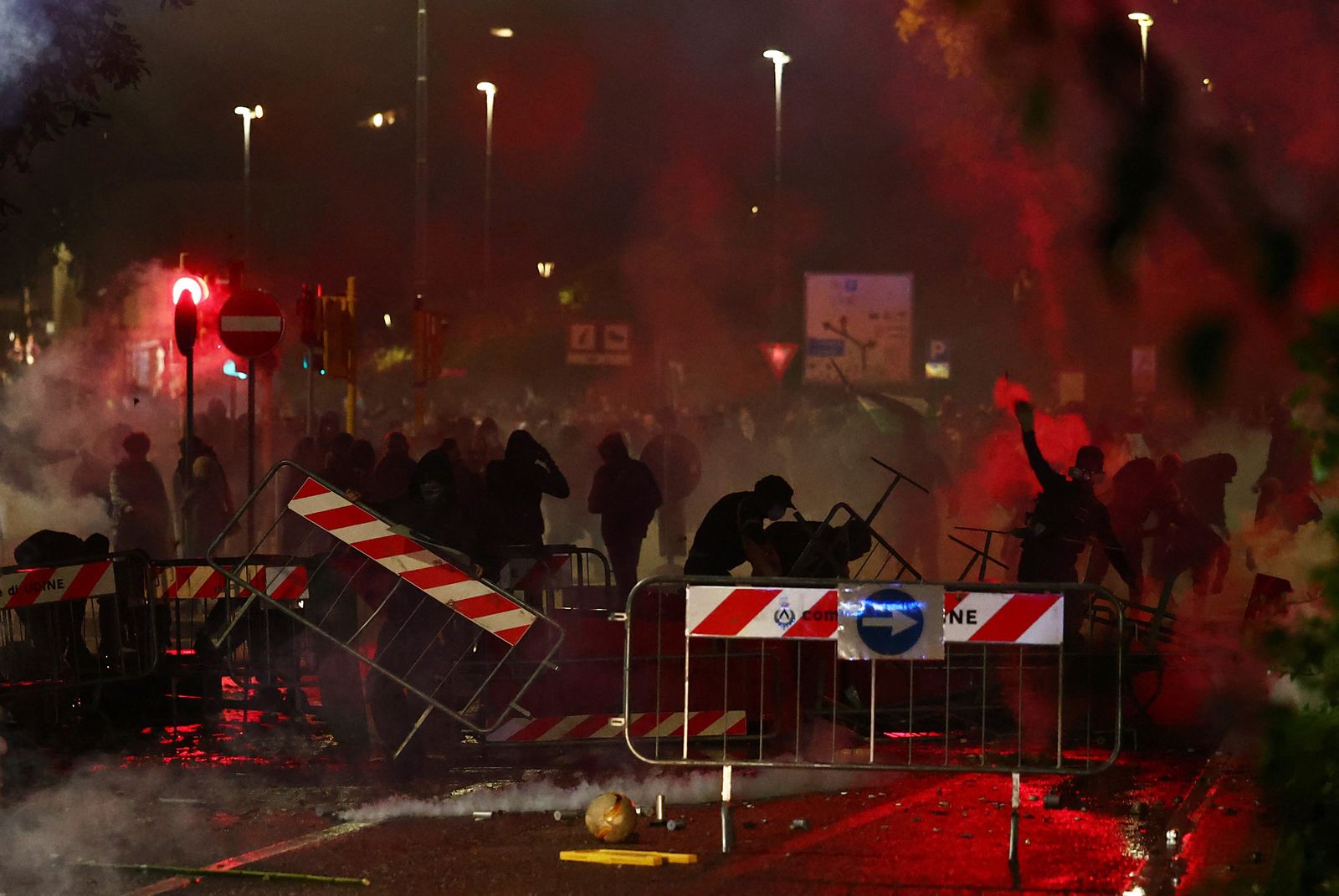 Soccer Football - FIFA World Cup - UEFA Qualifiers - Protesters rally against the Israeli national team - Udine, Italy - October 14, 2025 General view as police clash with pro-Palestine protestors as they march against the Israeli football team ahead of the Italy v Israel match REUTERS/Yara Nardi