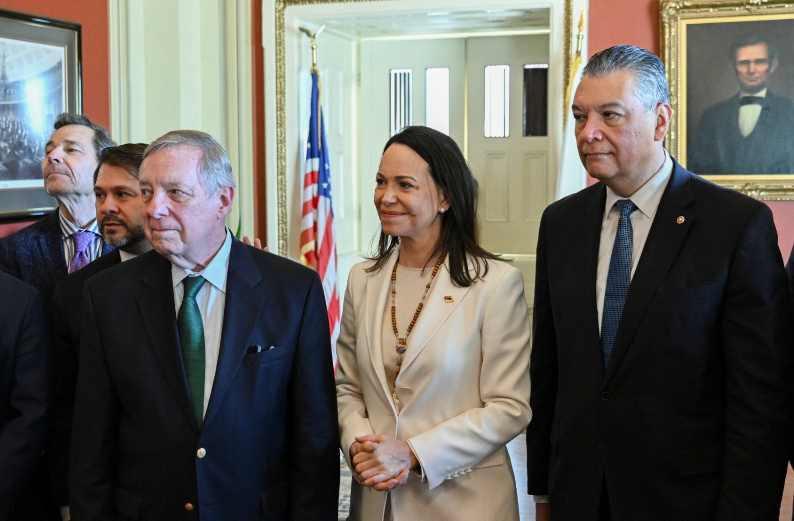 زعيمة المعارضة الفنزويلية ماريا كورينا ماتشادو مع أعضاء في مجلس الشيوخ الأميركي عقب اجتماعها مع الرئيس دونالد ترمب، في واشنطن، 15 يناير 2026.