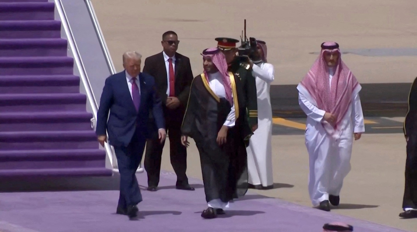 ولي العهد السعودي الأمير محمد بن سلمان خلال استقبال الرئيس الأميركي دونالد ترمب في مطار الملك خالد الدولي بالرياض. 13 مايو 2025