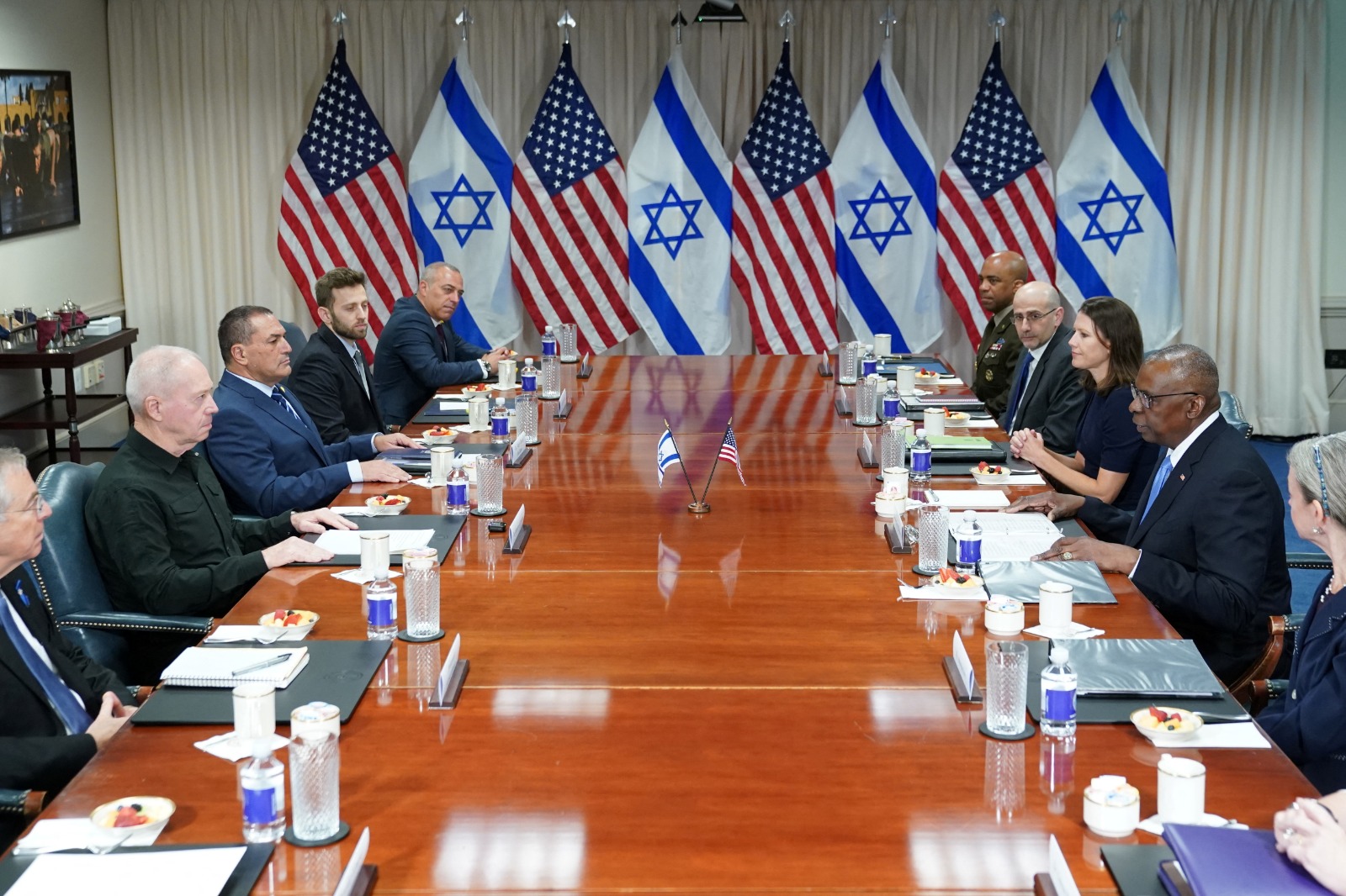 وزير الدفاع الأميركي لويد أوستن خلال لقائه مع نظيره الإسرائيلي يوآف جالانت في في مقر وزارة الدفاع الأميركية (البنتاجون) بواشنطن. 25 يونيو 2024