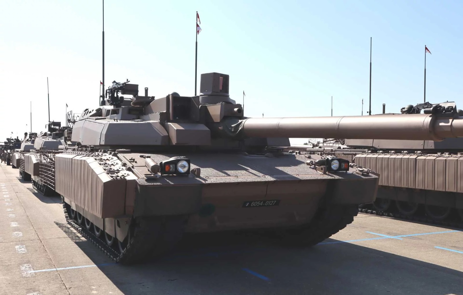 دبابة القتال الرئيسية الجديدة Leclerc XLR التابعة للجيش الفرنسي أثناء التدريب على العرض العسكري ليوم الباستيل لعام 2025 في باريس، في أول ظهور علني لها كجزء من برنامج تحديث SCORPION الفرنسي