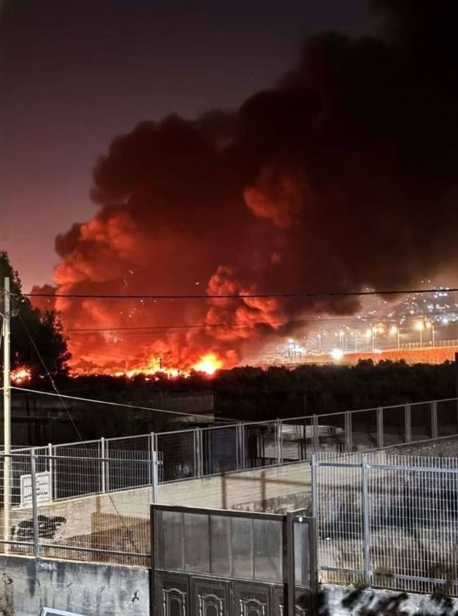 مستوطنون إسرائيليون يضرمون النار في عدة سيارات في بلدة حوارة بالضفة الغربية المحتلة، 20 نوفمبر 2025 . (CNN)