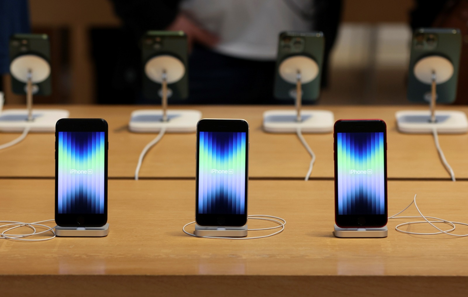 هاتف Apple iPhone SE معروض في متجر Apple Store في الجادة الخامسة بعد وقت قصير من طرحه للبيع في مانهاتن بالولايات المتحدة في 18 مارس 2022