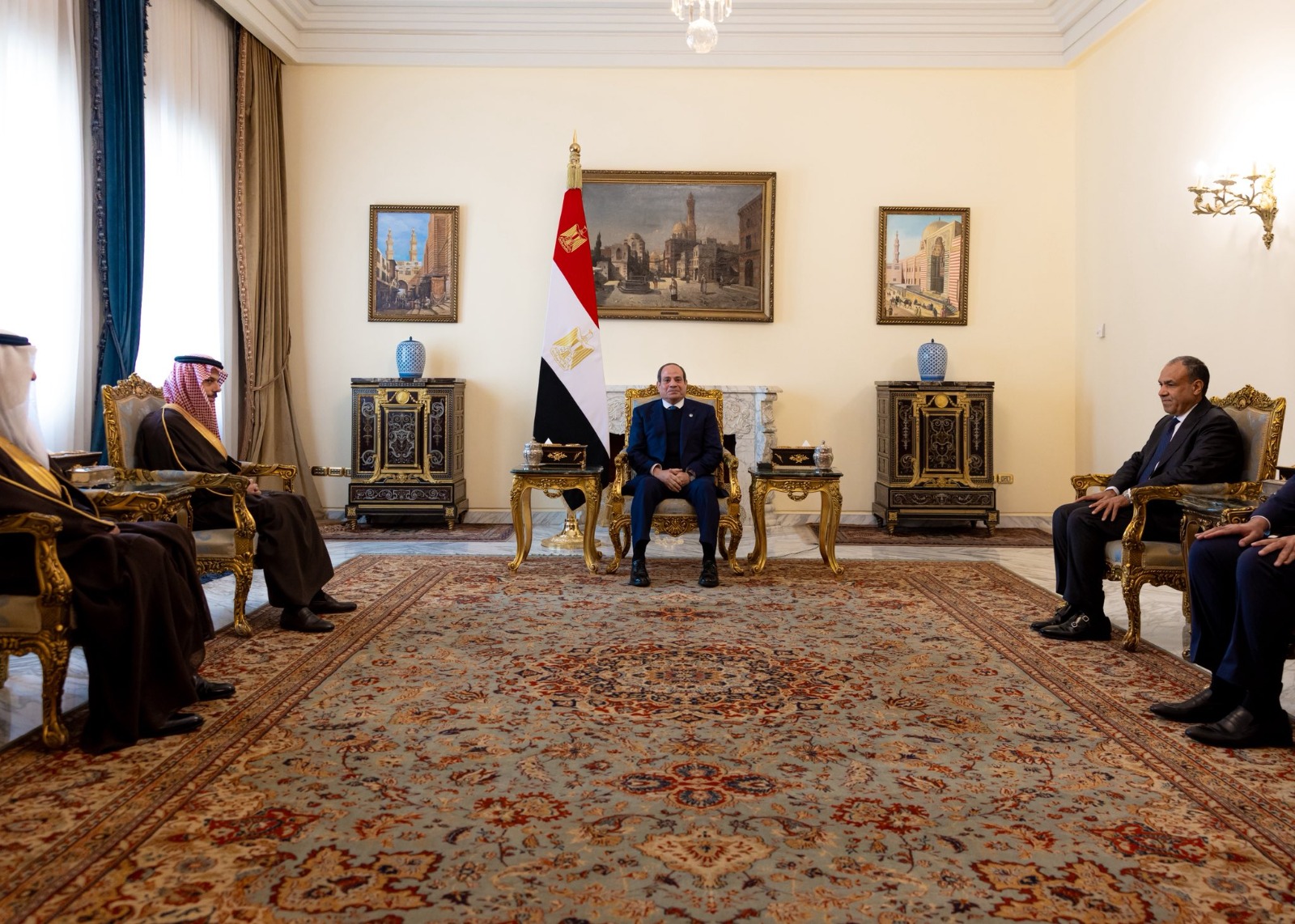 الرئيس المصري عبد الفتاح السيسي خلال استقبال وزير الخارجية السعودي الأمير فيصل بن فرحان في القاهرة. 05 يناير 20256