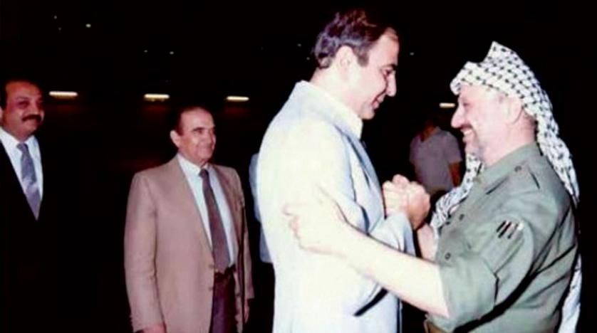 رئيس الوزراء الأردني الأسبق طاهر المصري يستقبل ياسر عرفات في مطار عمّان سنة 1987 - الشرق الأوسط