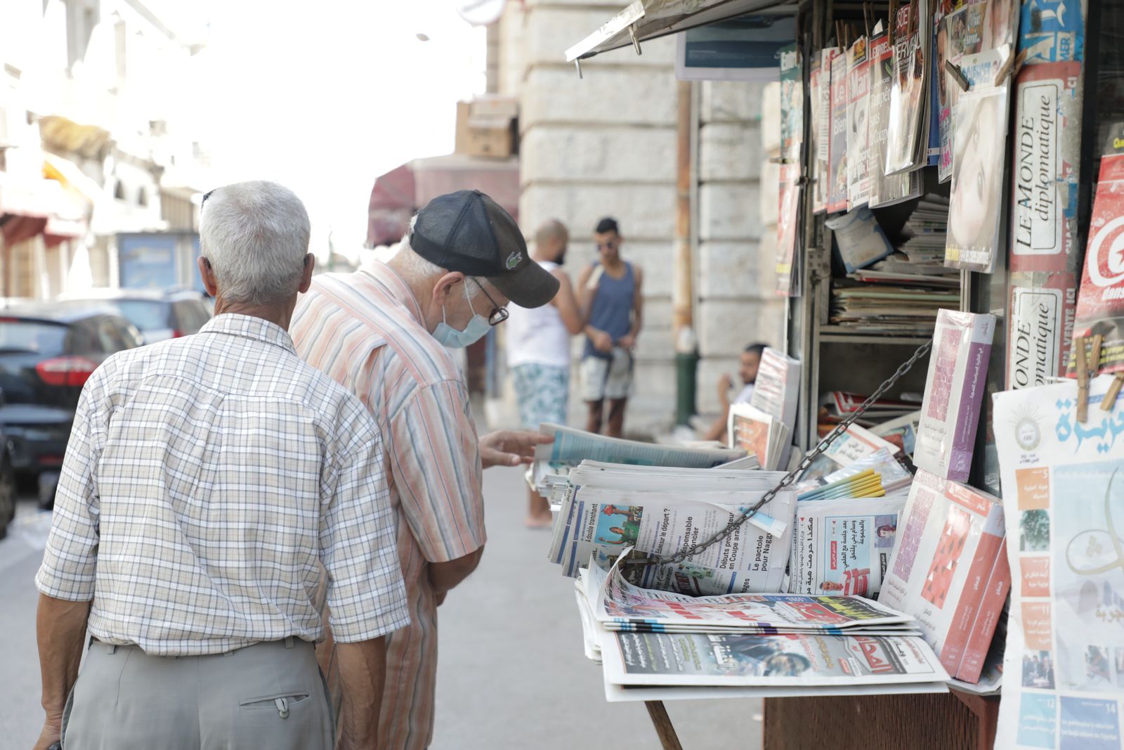 شخص يطلع على عناوين الصحف في كشك بالعاصمة التونسية تونس قبل يوم من موعد الاستفتاء على الدستور. 24 يوليو 2022. - الشرق