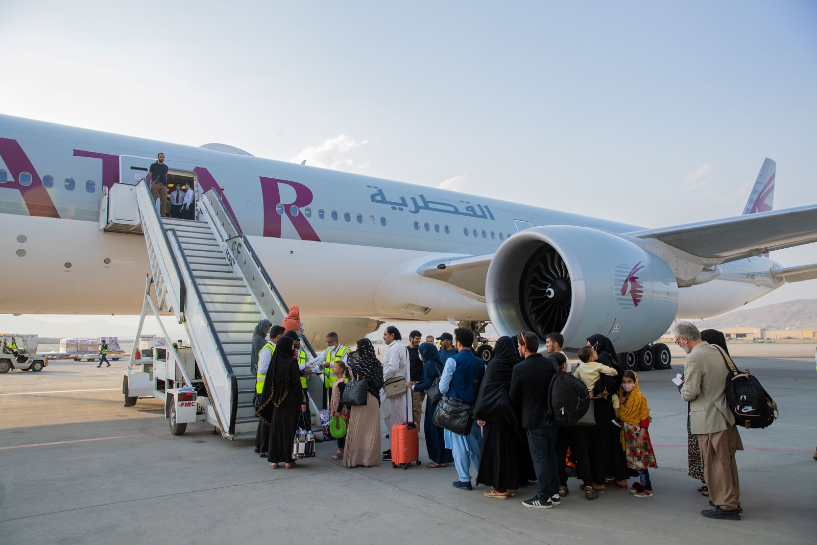 ركاب أفغان يستقلون طائرة الخطوط الجوية القطرية في مطار كابول الدولي - VIA REUTERS