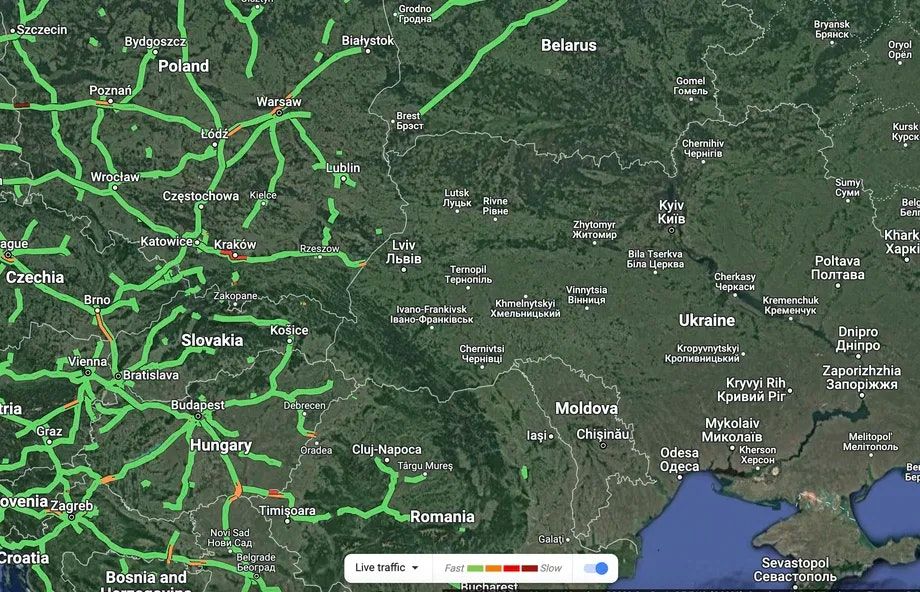 خرائط جوجل تستمر في إظهار الكثافات المرورية في بعض الدول الأوروبية (إلى اليسار) بينما توقفت عن تقديم ذلك في أوكرانيا (إلى اليمين) - Google