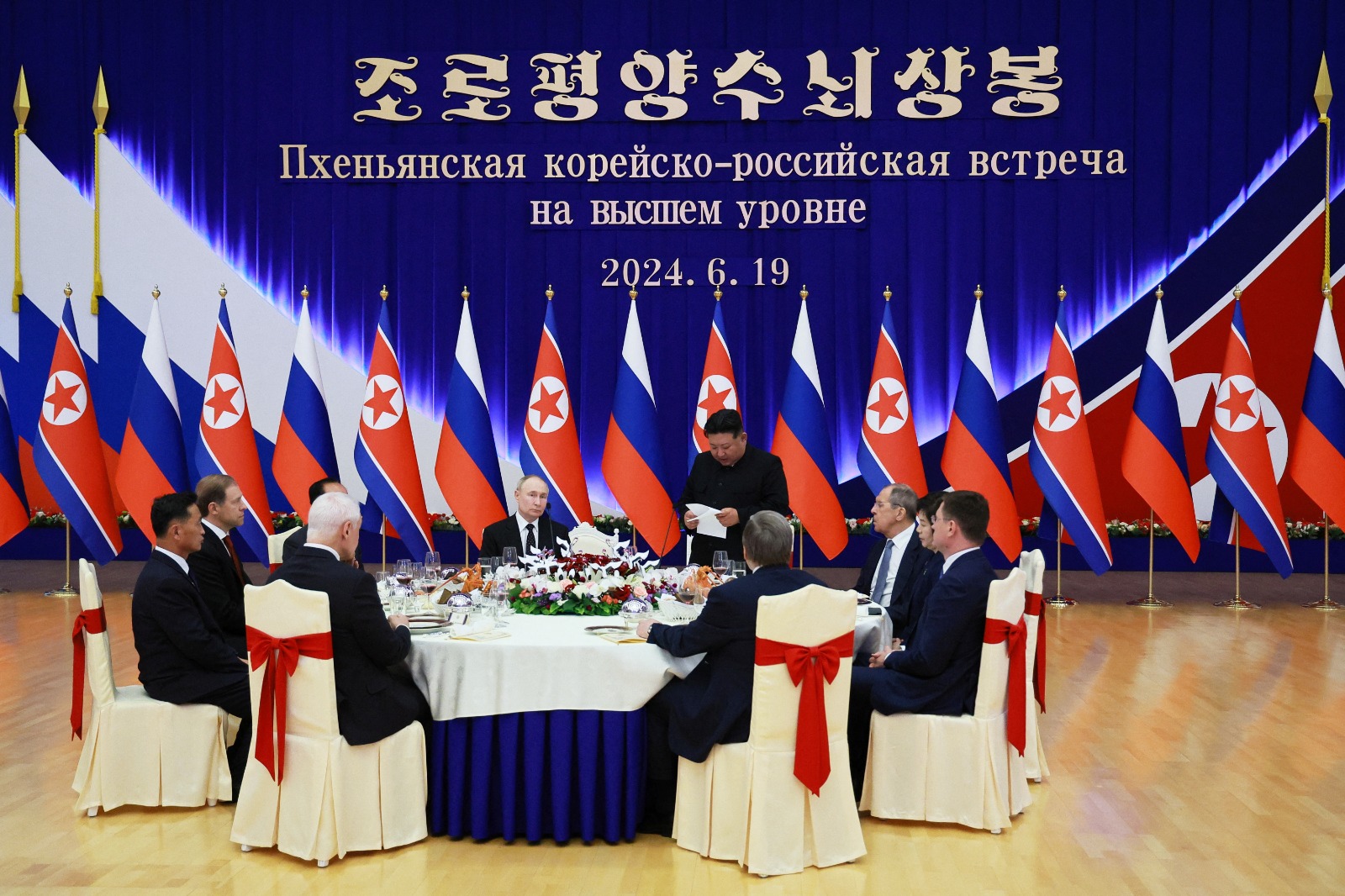 الرئيس الروسي فلاديمير بوتين والزعيم الكوري الشمالي كيم جونج أون خلال حفل استقبال رسمي في بيونج يانج. 19 يونيو 2024