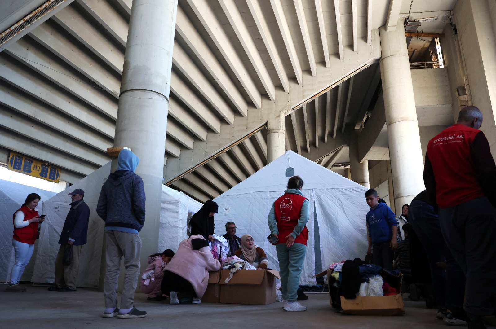 نازحون لبنانيون من الجنوب داخل ملعب رياضي في أعقاب تصاعد التوتر بين حزب الله وإسرائيل. 9 مارس 2026 - REUTERS