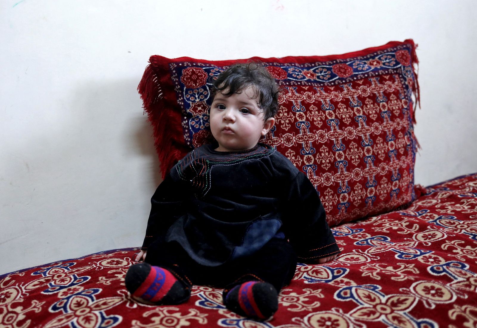 يظهر في هذه الصورة الطفل سهيل أحمدي جالساً في منزل حامد صافي في كابول 7 يناير 2022 - REUTERS