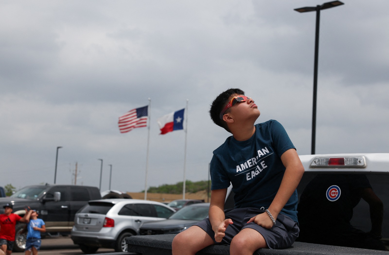 طفل يراقب كسوف الشمس في ولاية تكساس الأميركية. 8 أبريل 2024
