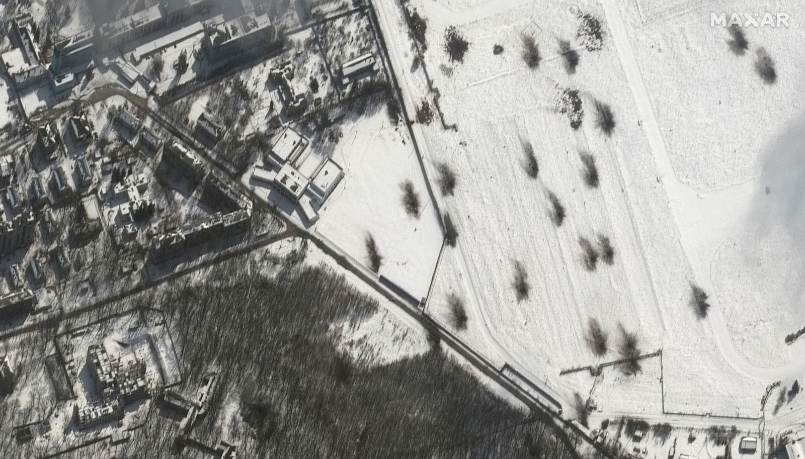 صورة أقمار صناعية تظهر الحفر التي خلفها القصف المدفعي في حقل مغطى بالثلوج قرب منطقة سكنية في مدينة خاركوف شمال شرق أوكرانيا - via REUTERS