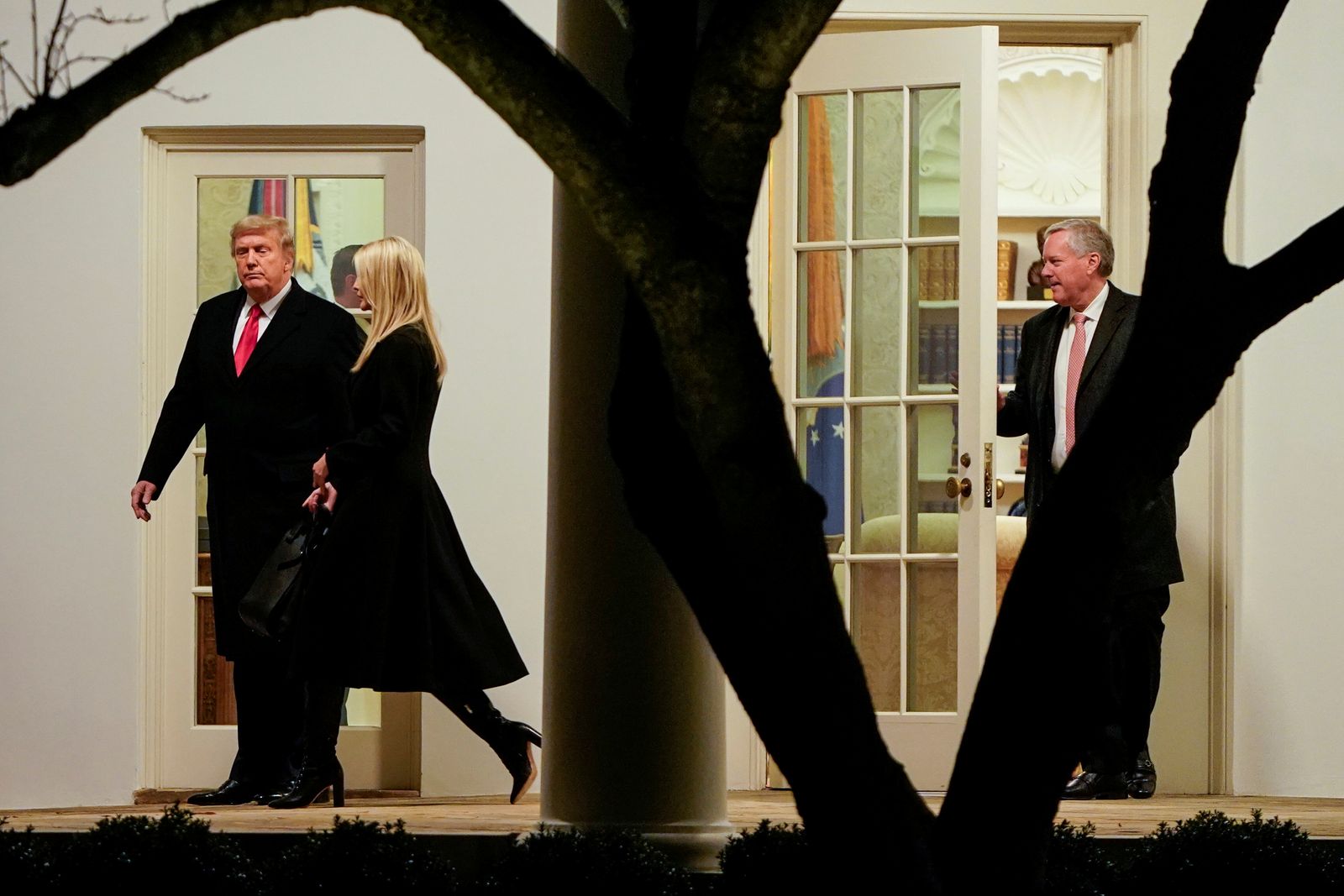 الرئيس الأميركي السابق دونالد ترمب وابنته إيفانكا وخلفهما مارك ميدوز خارج البيت الأبيض - 4 يناير 2021 - REUTERS