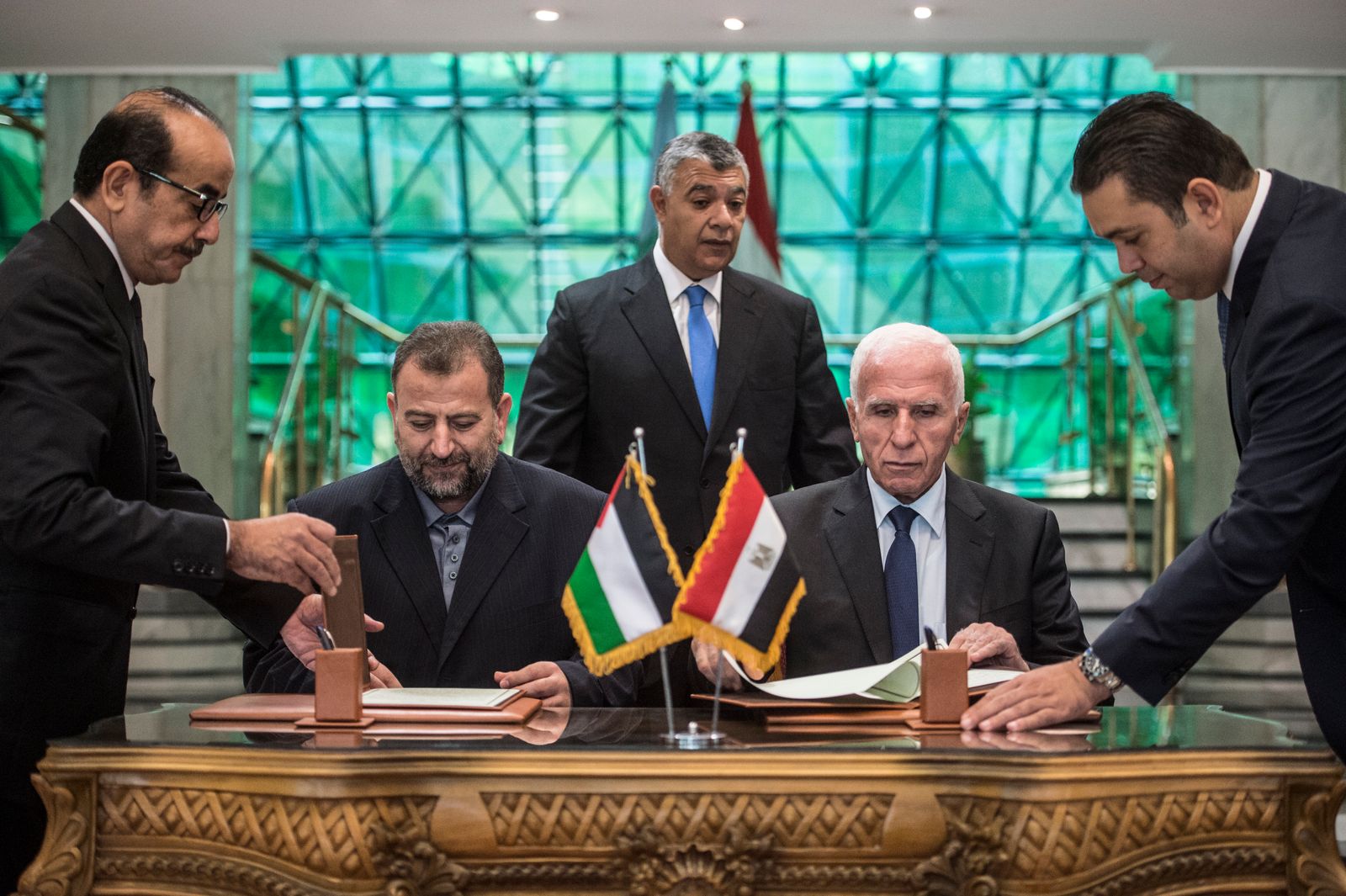 توقيع اتفاق المصالحة بين حركتي فتح وحماس في القاهرة، أكتوبر 2017 - AFP