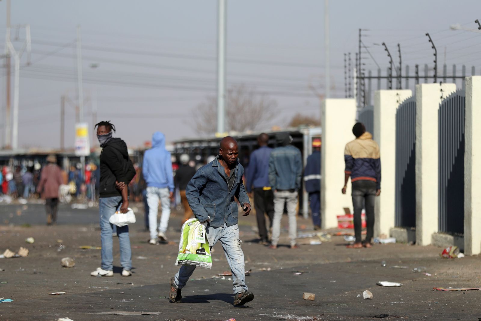 أعمال شغب اندلعت في عدد من المناطق في جنوب إفريقيا بعد سجن زوما. - REUTERS