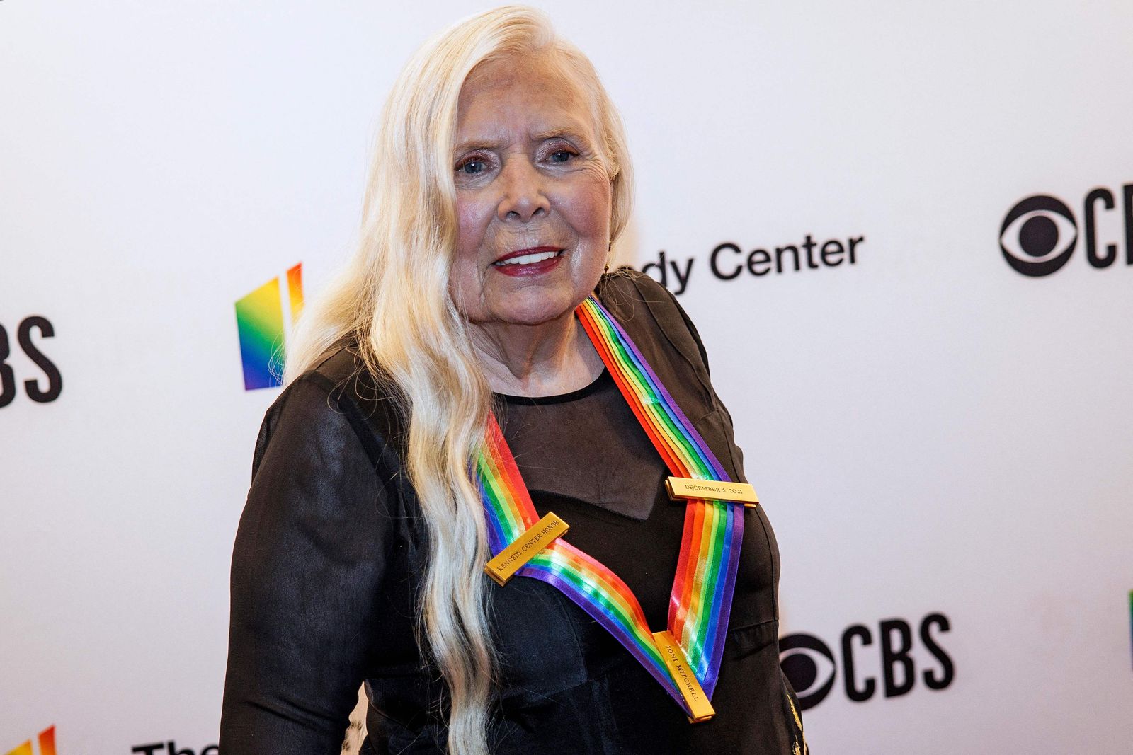 (FILES) In this file photo taken on December 5, 2021 Honoree US singer Joni Mitchell attends the 44th Kennedy Center Honors at the Kennedy Center in Washington, DC. - Canadian singer-songwriter Joni Mitchell said Friday, January 28, that she would remove her music from the Spotify platform in solidarity with Neil Young, who issued an ultimatum to Spotify to choose between his music and controversial celebrity podcaster Joe Rogan, who has become a focal point in the conversation about online misinformation and the responsibility of companies to moderate it. (Photo by Samuel Corum / AFP) - AFP